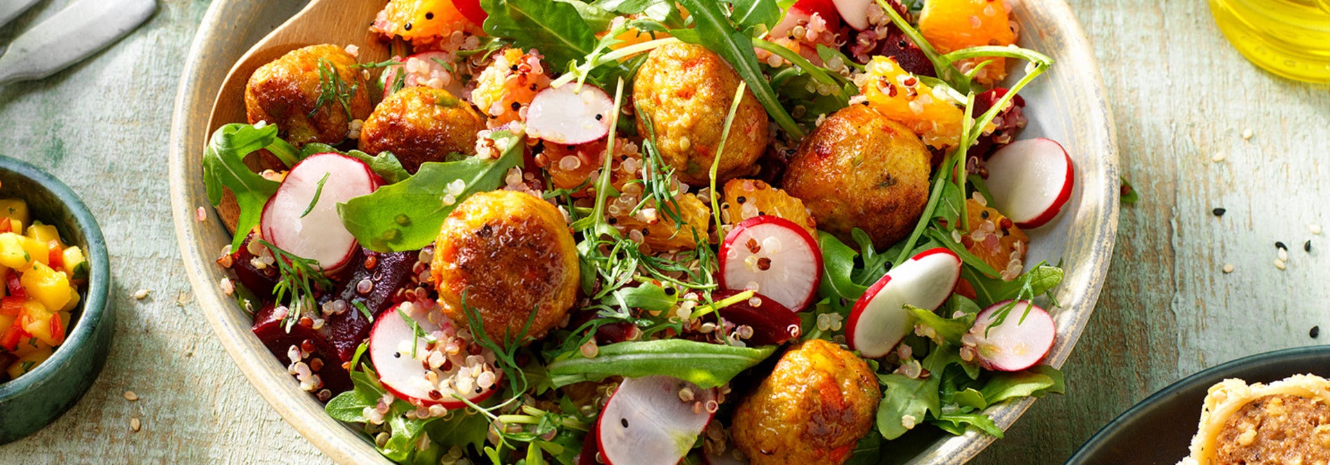 Insalata primaverile con polpette di verdure