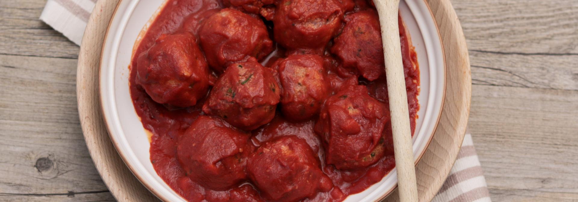 Balls with sensational mince and tomatoes sauce