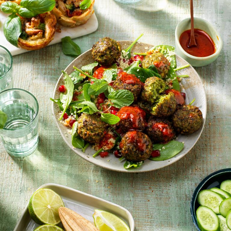 Insalata di quinoa con spinaci falafel