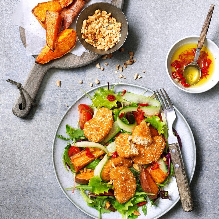 Nuggets con patate dolci arrosto e insalata di pasto con salsa di arachidi