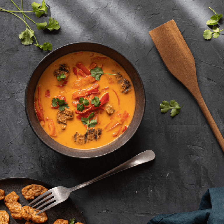 Zuppa di curry rosso con straccetti grigliati vegetariani Pezzi alla griglia